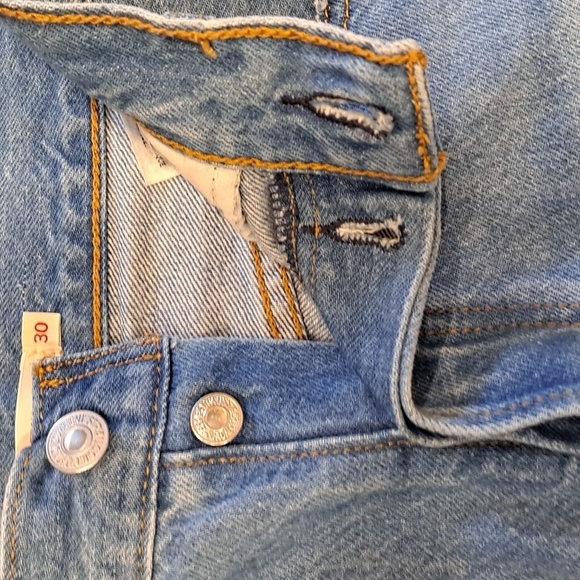 Levi's Premium Wedgie Straight Cropped Knee Distressed Jeans - Picture 7 of 9